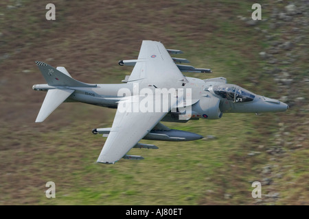 Harrier GR9, ZD406, è volato dal comandante della 801 NAS, durante un basso livello sortie nel distretto del lago. Foto Stock