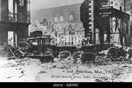 Barricata di automobili, Anti-English insurrezione irlandese di Dublino, maggio 1916. Artista: sconosciuto Foto Stock