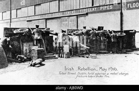 Le truppe inglesi sotto il fuoco in Talbot Street, Anti-English insurrezione irlandese di Dublino, maggio 1916. Artista: sconosciuto Foto Stock