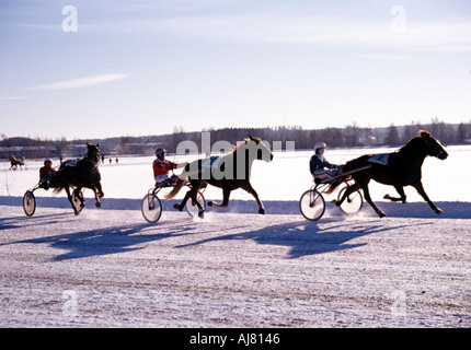 Cablaggio racing su congelati in un lago in Vammala in Finlandia Foto Stock