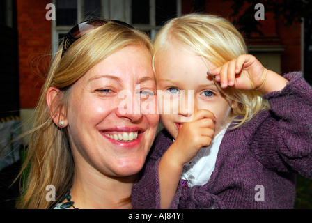 Madre con sua figlia di 3 anni, Kingston, Surrey, Regno Unito. Foto Stock