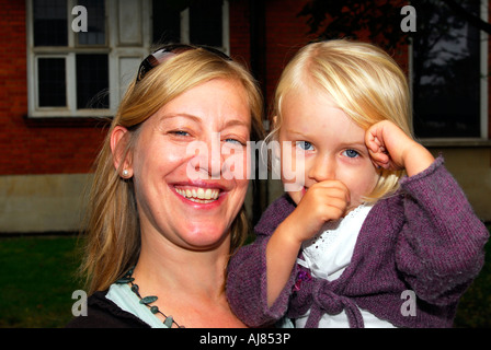 Madre con sua figlia di 3 anni, Kingston, Surrey, Regno Unito. Foto Stock