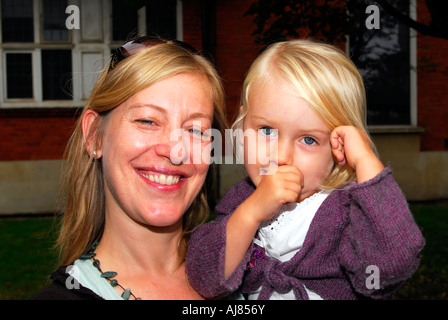 Madre con sua figlia di 3 anni Kingston Surrey UK Foto Stock