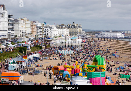 La folla sul lungomare per Airbourne lungomare air show, Eastbourne, East Sussex, Inghilterra. Foto Stock