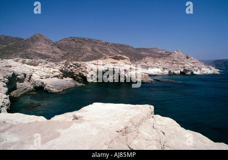 Il vento ha eroso le formazioni rocciose sulla costa del Parco Naturale Cabo de Gata vicino a Rodalquilar e San Jose Foto Stock