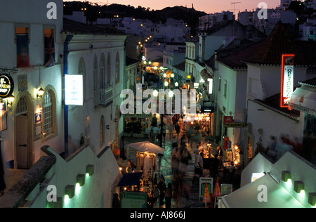 Vista sulla strada dello shopping Rua 5 de Outubro Albufeira Algarve Portogallo Foto Stock