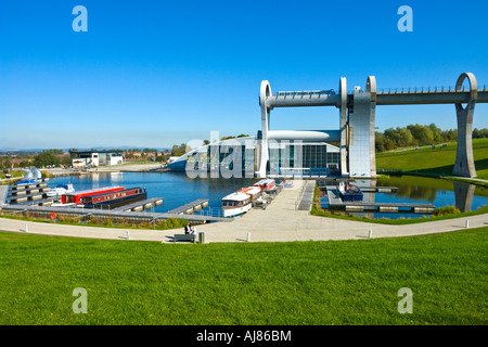 Vista generale da ovest di Falkirk Wheel attrazione turistica con battelli in entrambe le basi in attesa per la ruota di girare Foto Stock