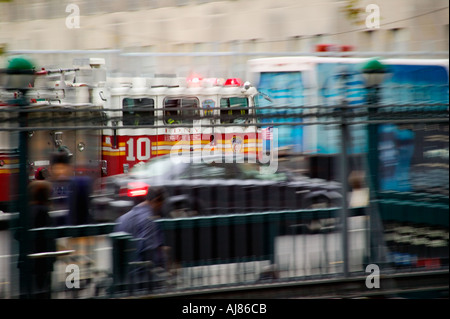 Motore FDNY e scaletta società 10 camion dei pompieri sul modo per chiamata di emergenza di New York NY Foto Stock