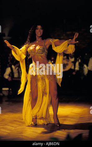 La donna che mostra la danza del ventre Orient Hotel Istanbul Istanbul Turchia Foto Stock