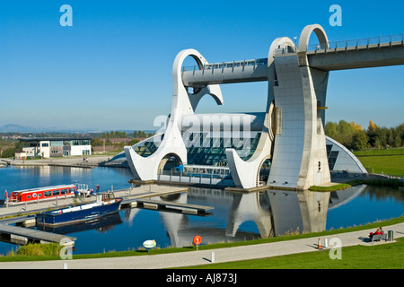 Una generale vista da sud/ovest di Falkirk Wheel visitatore attrazione su una ancora e soleggiata giornata autunnale con la rotazione della ruota Foto Stock