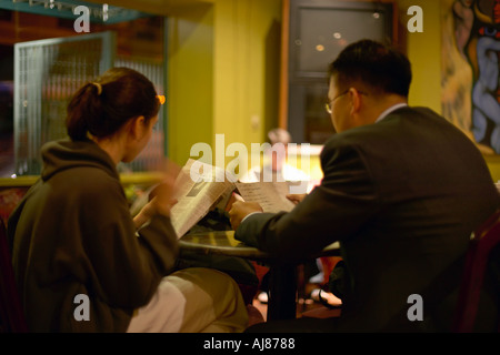 La gente alla tazza di caffè coffee house on 9th Avenue vicino a Times Square a New York NY Foto Stock