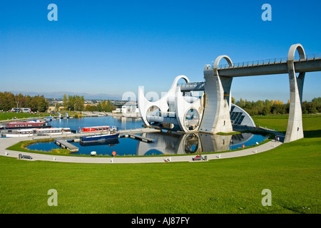 Una generale vista da sud/ovest di Falkirk Wheel visitatore attrazione su una ancora e soleggiata giornata autunnale con la rotazione della ruota Foto Stock