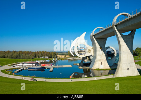 Una vista generale del Falkirk Wheel attrazione turistica con la ruota sterzata e barche ormeggiate nel bacino del canale Foto Stock