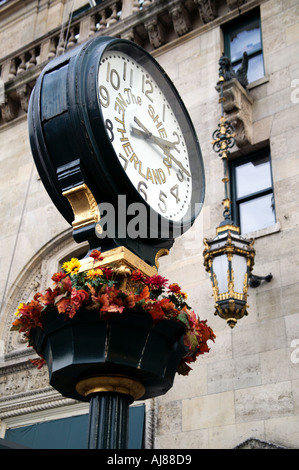 Orologio sorge sul marciapiede davanti all The Sherry Netherland Hotel sulla Quinta Avenue al Central Park West in Midtown Manhattan New Foto Stock