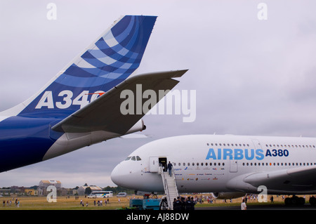 Airbus A340 e A380 parcheggiato a Farnborough Foto Stock