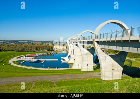 Una vista generale del Falkirk Wheel attrazione turistica con il montante ruota e barche ormeggiate nel bacino del canale Foto Stock