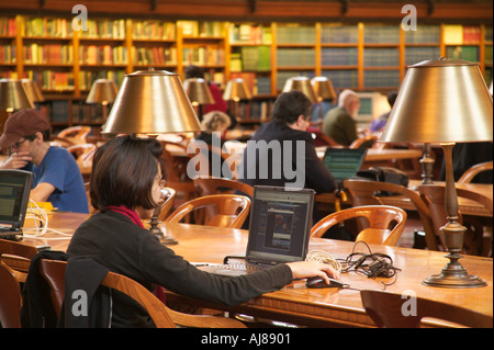 La gente la lettura e lo studio e uso del computer presso la Biblioteca Pubblica di New York in Midtown Manhattan New York NY Foto Stock