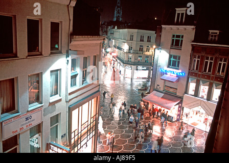 Lille, Francia settentrionale, Panoramica delle persone che camminano sul centro pedonale della città, angolo alto, scena stradale, lampioni notturni, città importanti Foto Stock