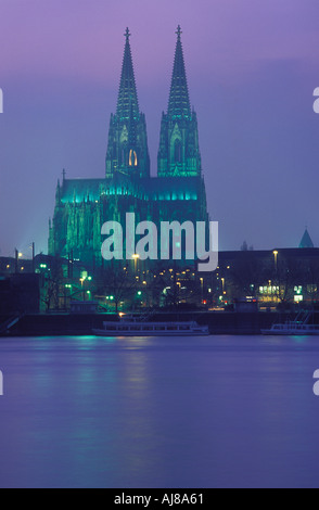 Cattedrale e al fiume Reno Colonia Germania Foto Stock