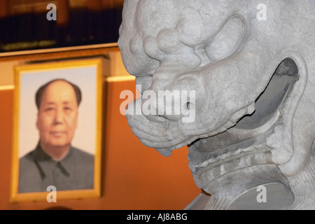 Leone di pietra di fronte illuminata Porta della pace celeste e il Presidente Mao ritratto Foto Stock