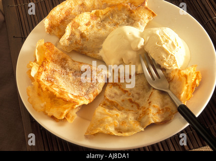 Frittelle con gelato su una piastra bianca Foto Stock