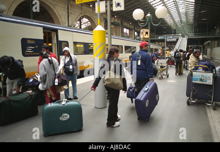 Eurostar passsengers arrivando alla stazione Gare du Nord Parigi Foto Stock