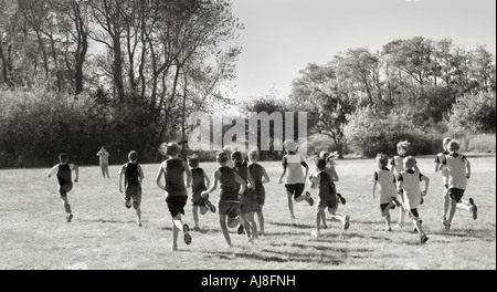 Cross country corridori di decollo in una confezione dalla linea di partenza di questa immagine mostra sia il maschio che la femmina middle school guide di scorrimento Foto Stock