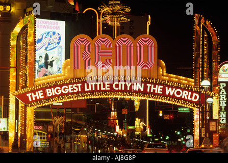 Stati Uniti Nevada Reno insegne al neon luce Gambling Casinò lungo città s main street Foto Stock