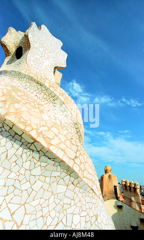 Gaudi scultura sul tetto di La Pedrera, Barcellona, Spagna Foto Stock