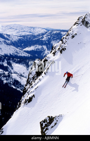 L'uomo sci presso Squaw Valley Foto Stock