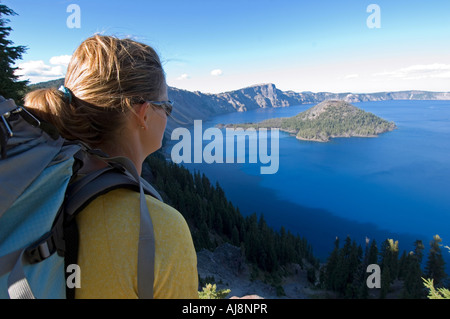 Escursionista lungo il sentiero sulla scogliera vicino al lago. Foto Stock