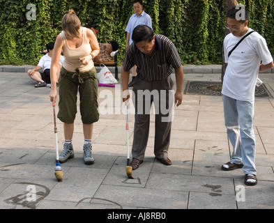 L'uomo insegnare la calligrafia cinese con acqua pennello sul marciapiede in Parco Beihai Pechino, Cina Foto Stock