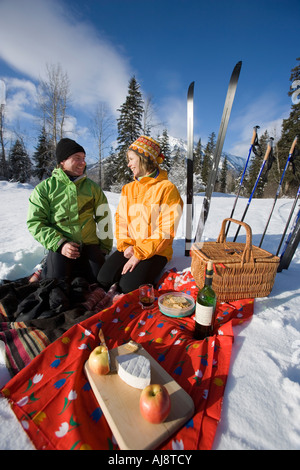 Giovane su pic-nic durante la vacanza sciistica. Foto Stock