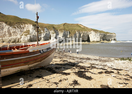 Barca da pesca a nord della baia degli sbarchi Flamborough Head East Yorkshire Regno Unito Foto Stock