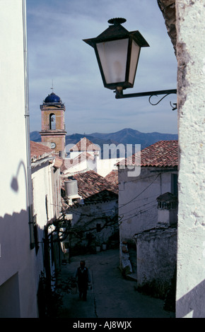 Una strada laterale nel villaggio di Algatocin provincia di Malaga Foto Stock