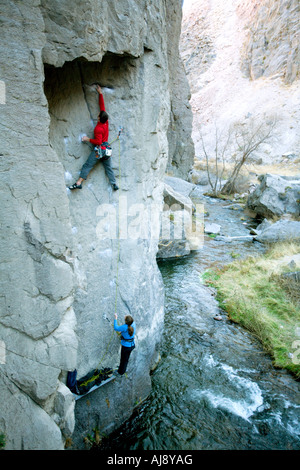 Arrampicata/belaying al di sopra di un fiume Foto Stock