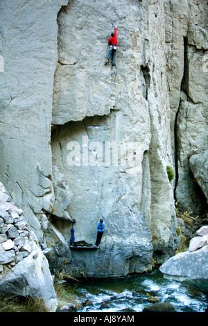 Arrampicata/belaying al di sopra di un fiume Foto Stock