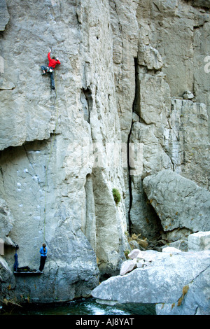 Arrampicata/belaying al di sopra di un fiume Foto Stock