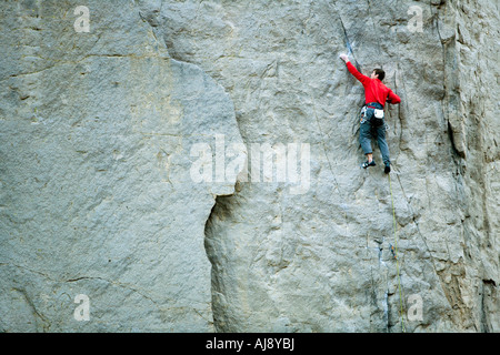 Arrampicata/belaying al di sopra di un fiume Foto Stock