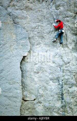 Arrampicata/belaying al di sopra di un fiume Foto Stock