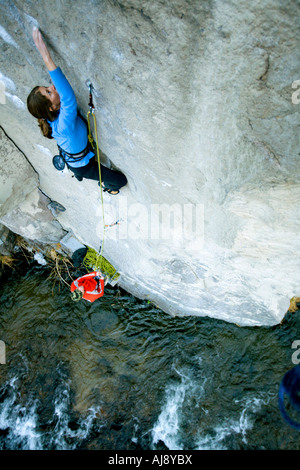 Arrampicata/belaying al di sopra di un fiume Foto Stock