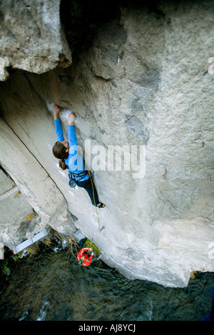 Arrampicata/belaying al di sopra di un fiume Foto Stock