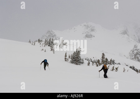 Due adulti ski-tour in montagna Foto Stock