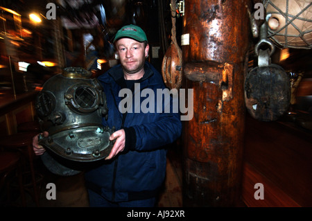 Terschelling Formerum una storica maschera subacquea della Shipwreck Museum Foto Stock