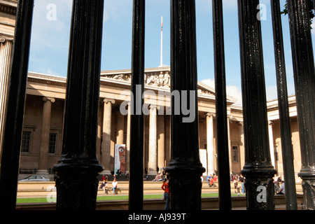 Il British Museum, protetto da ringhiere in ferro fuori l'ingresso principale Foto Stock