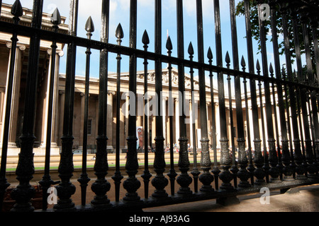 Il British Museum, protetto da ringhiere in ferro fuori l'ingresso principale Foto Stock