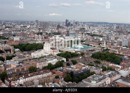 La vista dalla cima del BT Telecom Tower in tutta la città, la Cattedrale di St Paul e il Tower Bridge Foto Stock