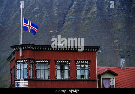 La bandiera islandese nel villaggio di Isafjordur in Westfjords di Islanda Foto Stock