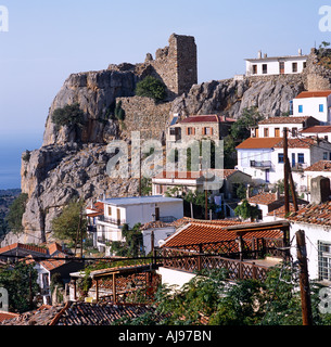 Case tradizionali e il castello di hora Samothraki Isole Greche Grecia Hellas Foto Stock
