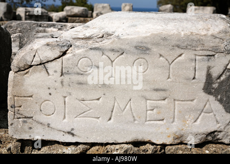 Iscrizione marmorea sul Arsinoein presso il sito del grande dèi Samothraki Isole Greche Grecia Hellas Foto Stock